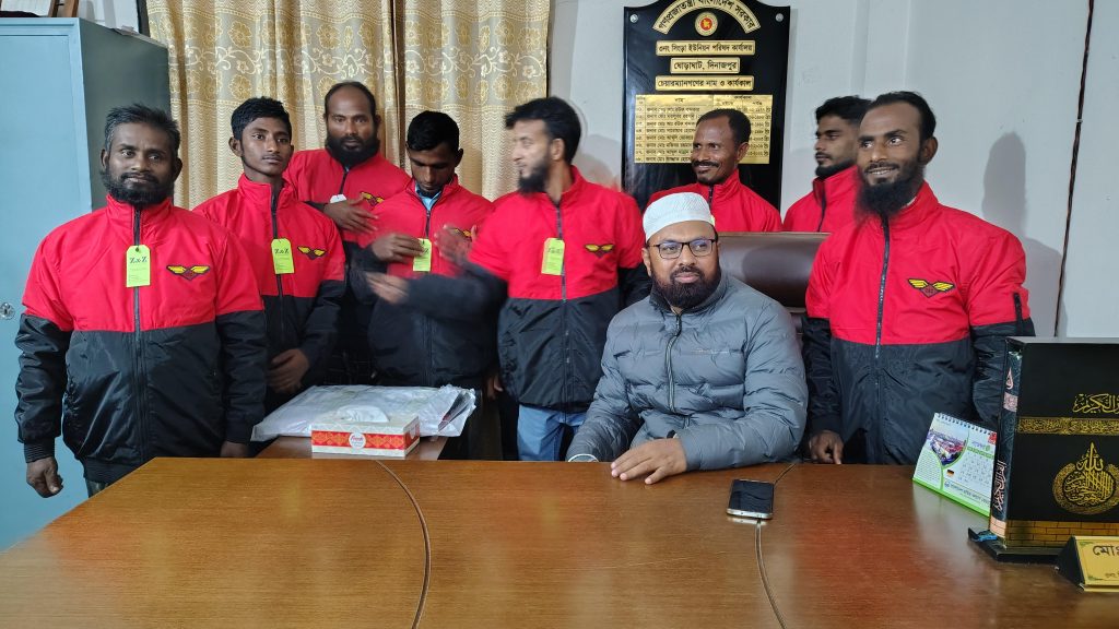 ঘোড়াঘাটে চেয়ারম্যানের অনুকরণীয় উদ্যোগে বাক প্রতিবন্ধীদের মাঝে শীতবস্ত্র বিতরণ