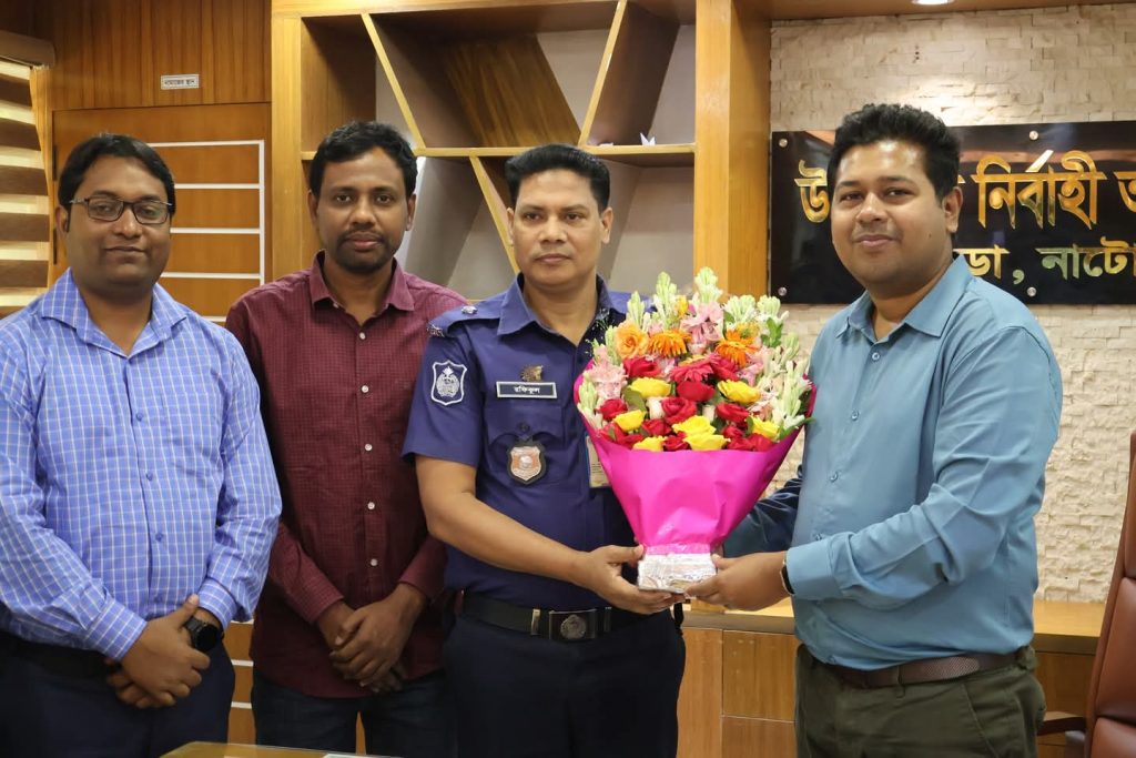 সিংড়া থানার নবাগত অফিসার ইনচার্জ (ওসি) মো. রফিকুল ইসলাম কে উপজেলা প্রশাসনের পক্ষ থেকে ফুলের শুভেচ্ছা