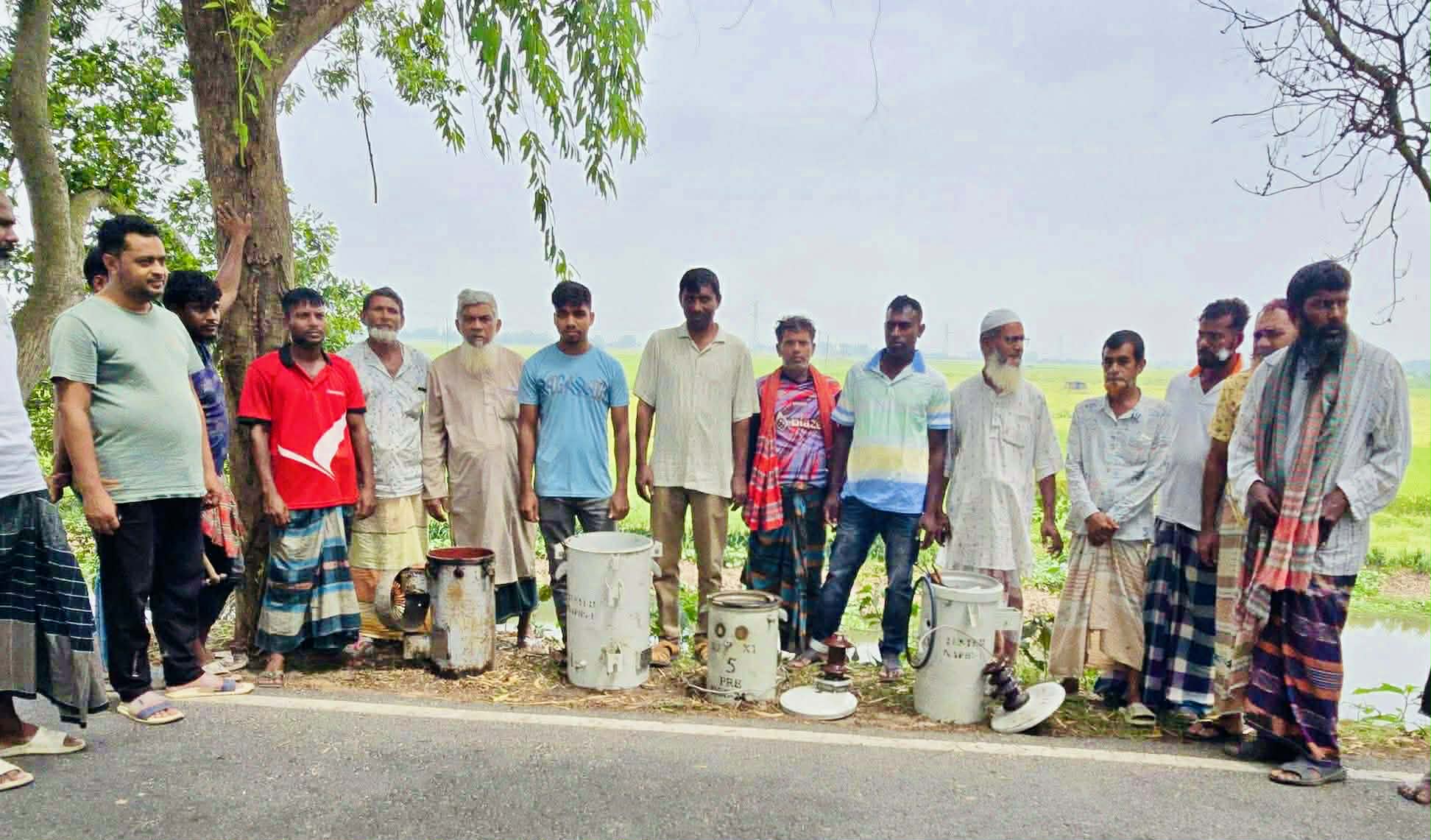 সিংড়ার শহরবাড়ি ফসলের মাঠে এখন হতাশা, এক রাতেই চুরি গেল ৬টি ট্রান্সফরমার
