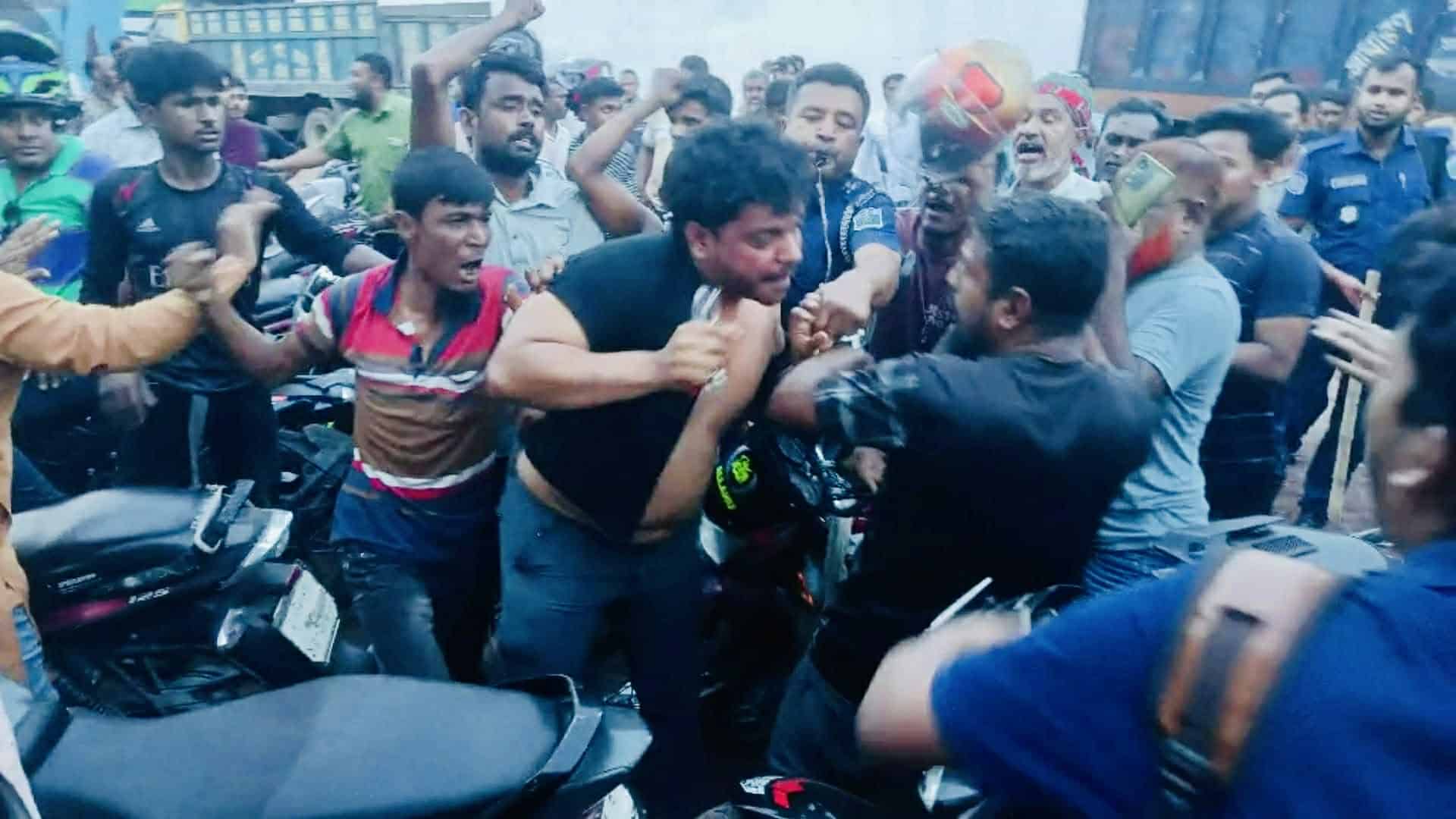 নাটোরে পুলিশের সামনেই পাম্পে গ্রাহকদের পিটিয়ে জখমের অভিযোগ