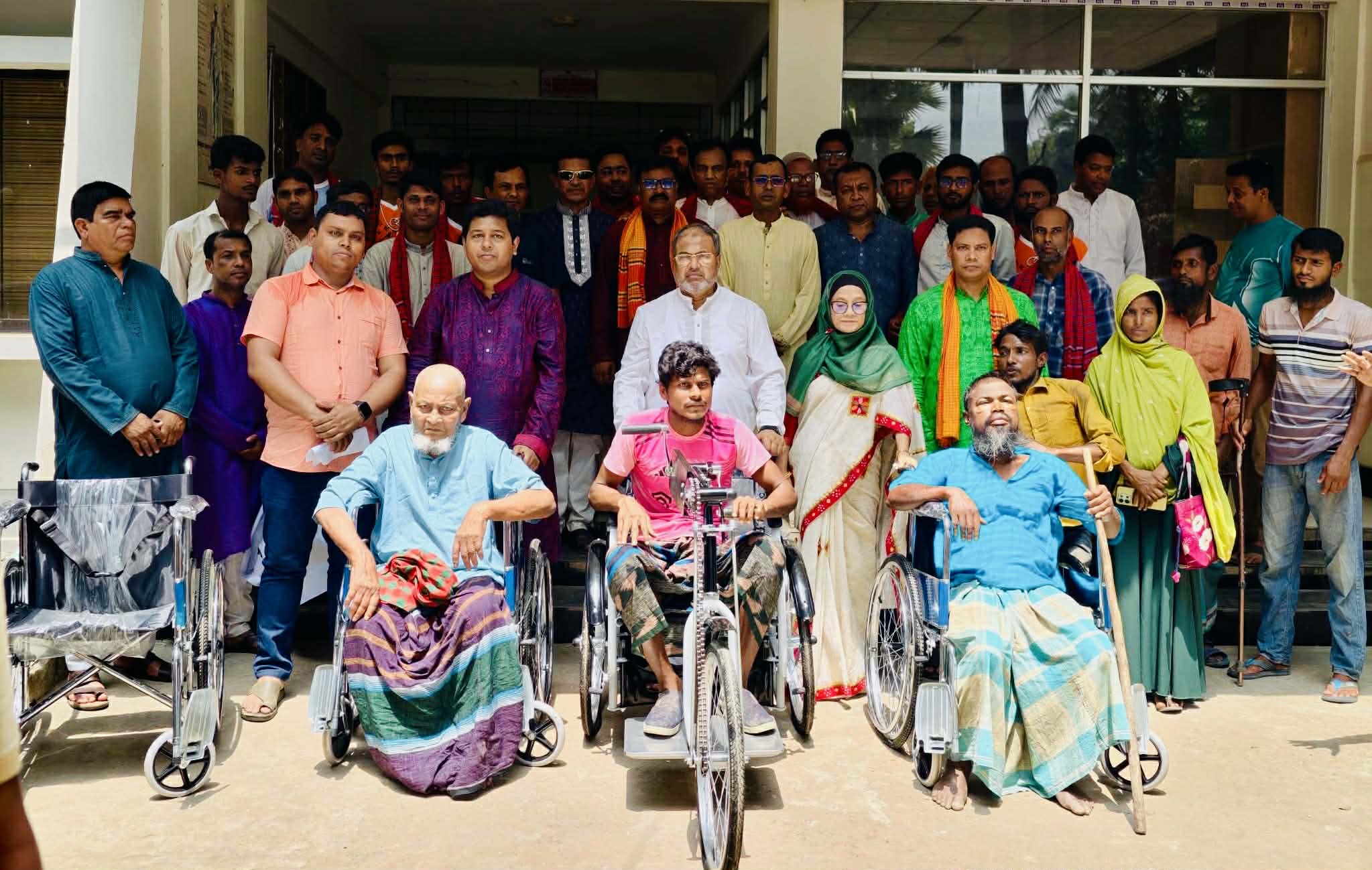 সিংড়ায় জেলা প্রতিবন্ধী উন্নয়ন ফাউন্ডেশনের সহযোগীতায় ১০ জন প্রতিবন্ধীর মাঝে হুইলচেয়ার বিতরণ