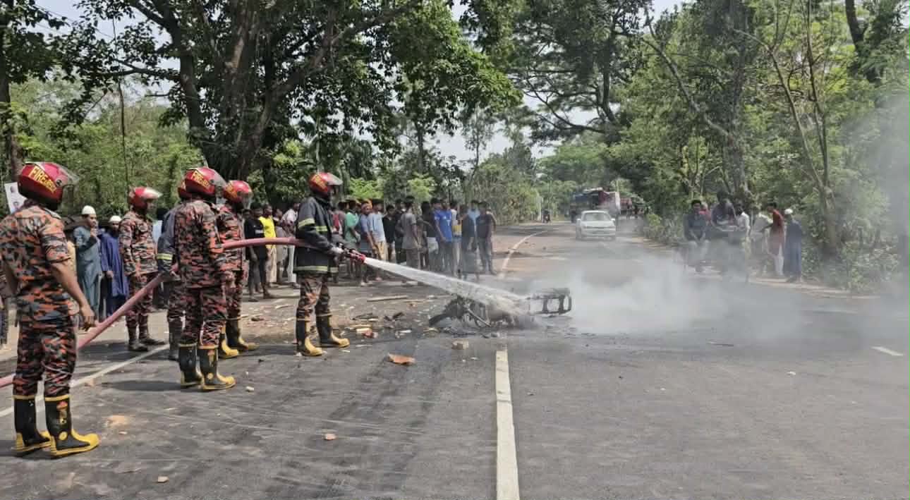নাটোরে যুবদলের দুই গ্রুপের সংঘর্ষ, মহাসড়ক মোটরসাইকেলে আগুন- আহত ৭