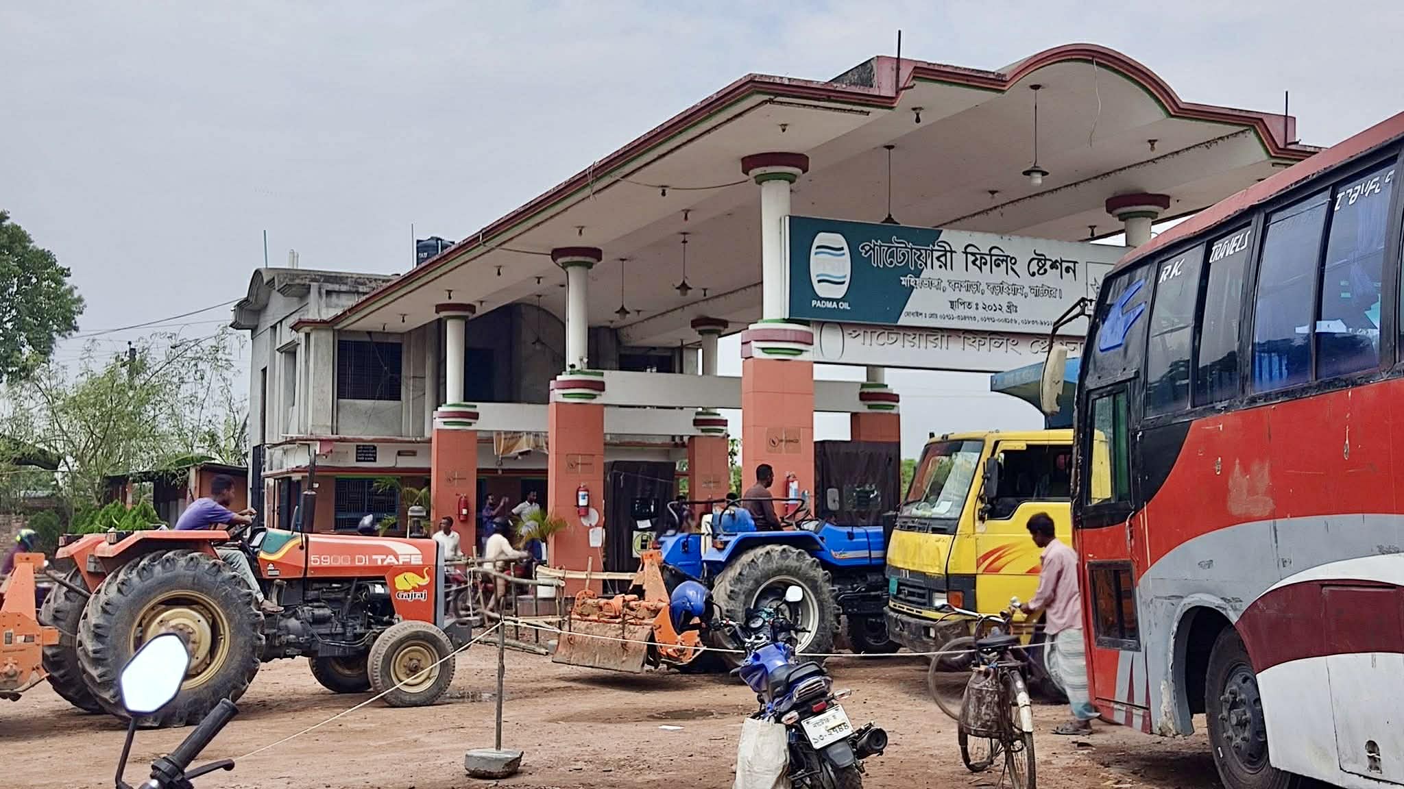 বড়াইগ্রামের পাটোয়ারী ফিলিং স্টেশনে রাতের অন্ধকারে তেল বিক্রির অভিযোগে ৫০ হাজার টাকা জরিমানা