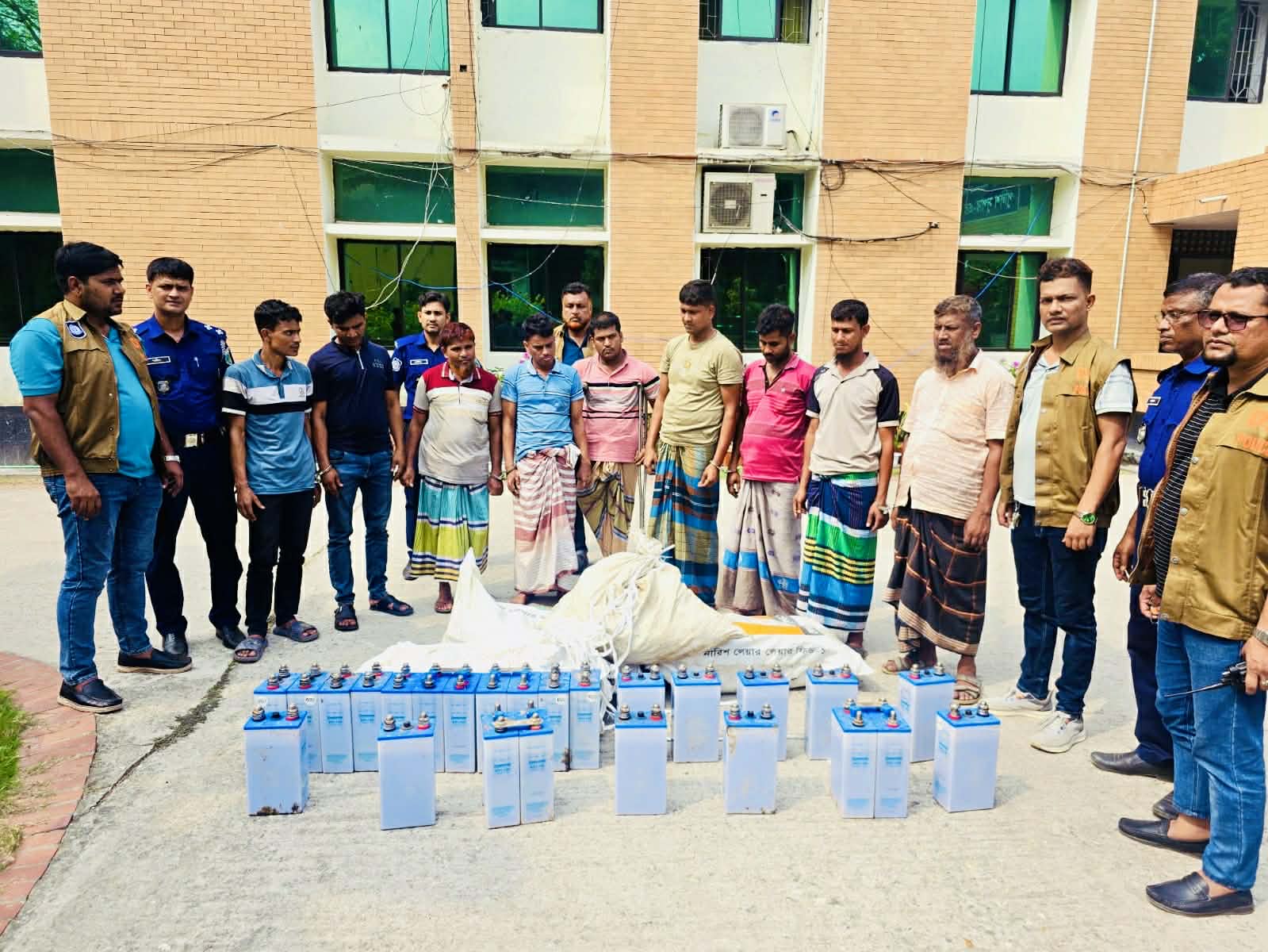 নাটোরে বিদ্যুৎ উপকেন্দ্রে ডাকাতির রহস্য উন্মেচন, গ্রেপ্তার ১৩ ডাকাত