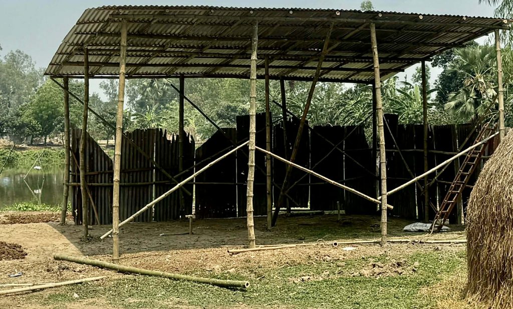 সিংড়ায় সংখ্যালঘু হিন্দু পরিবারের জমিতে প্রতিপক্ষের ঘর নির্মাণের অভিযোগ