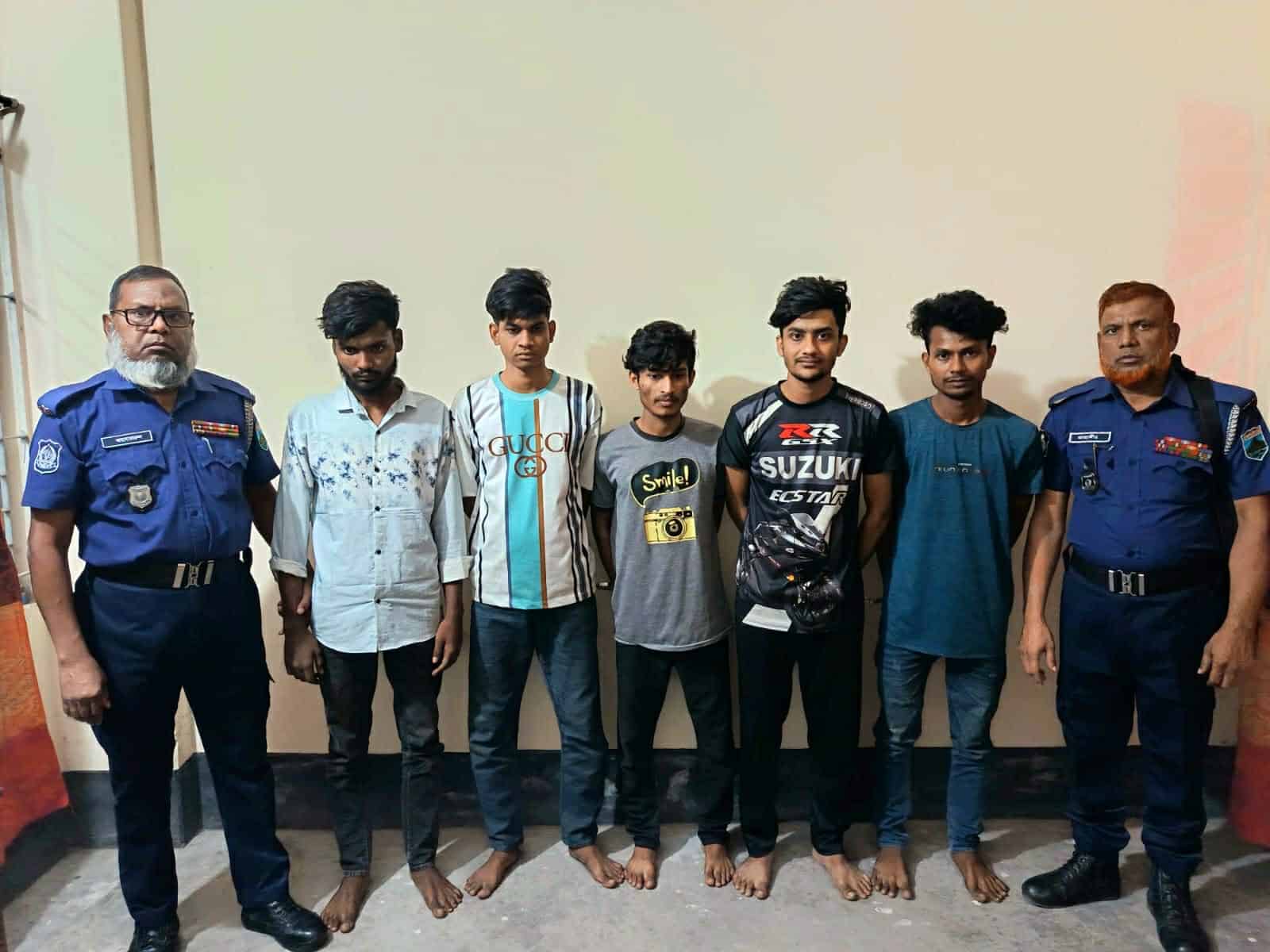 লালপুর থেকে ‘ইমো হ্যাকার’ চক্রের পাঁচ সদস্যকে আটক