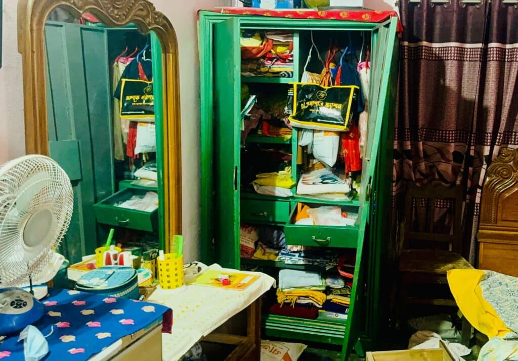 সিংড়ায় বাড়ির জানালা ভেঙে ১০ লাখ টাকা ও ৮ ভরি স্বর্ণালংকার চুরি