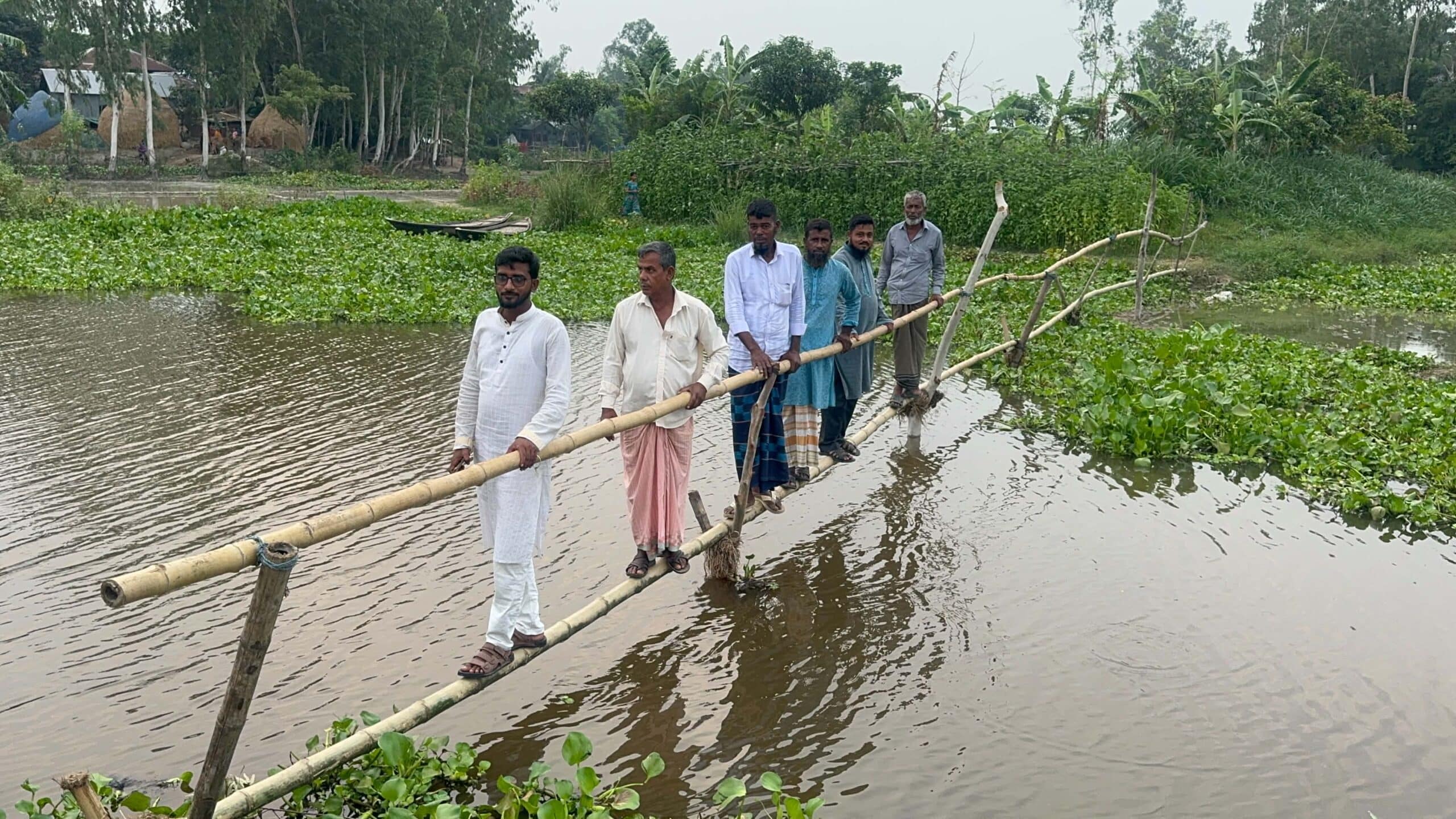 সিংড়ায় খালের উপর বাঁশের সাঁকো নির্মাণ, দুর্ভোগ কমল এলাকাবাসীর