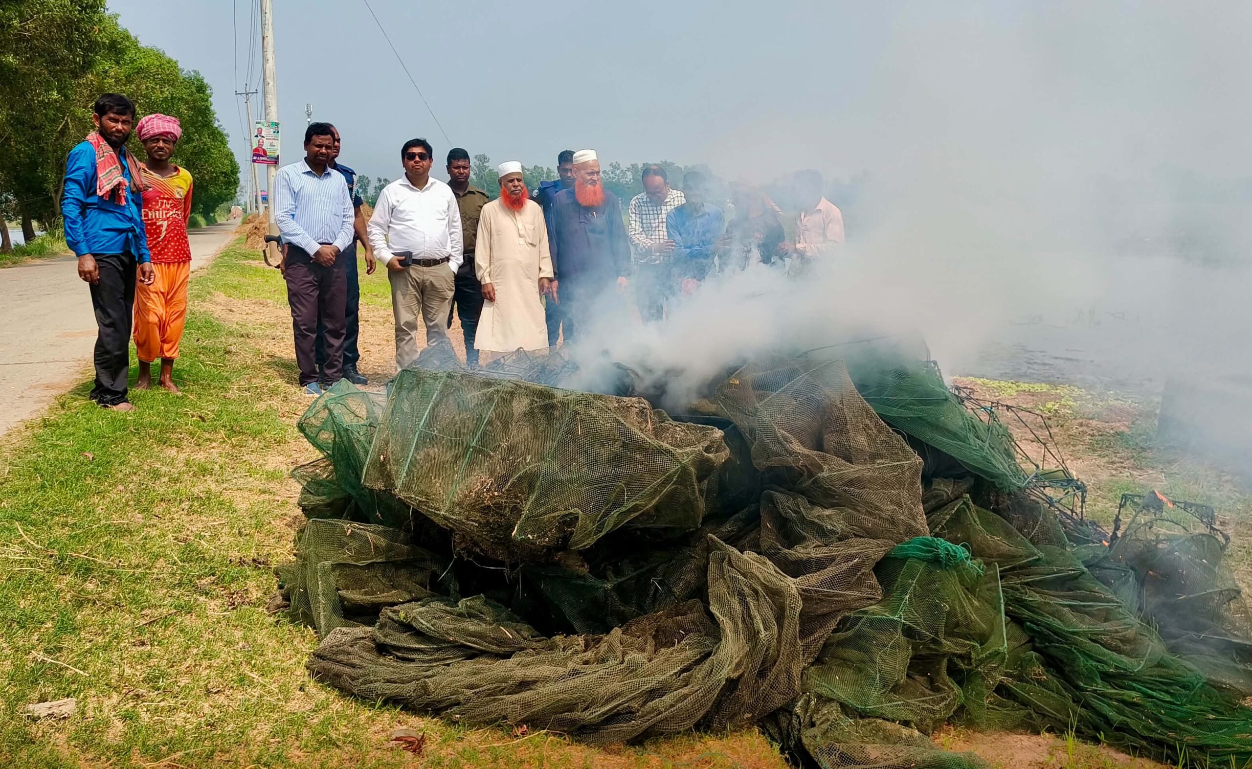 সিংড়ায় আড়াই লাখ টাকার নিষিদ্ধ চায়না দুয়ারি জাল ধ্বংস