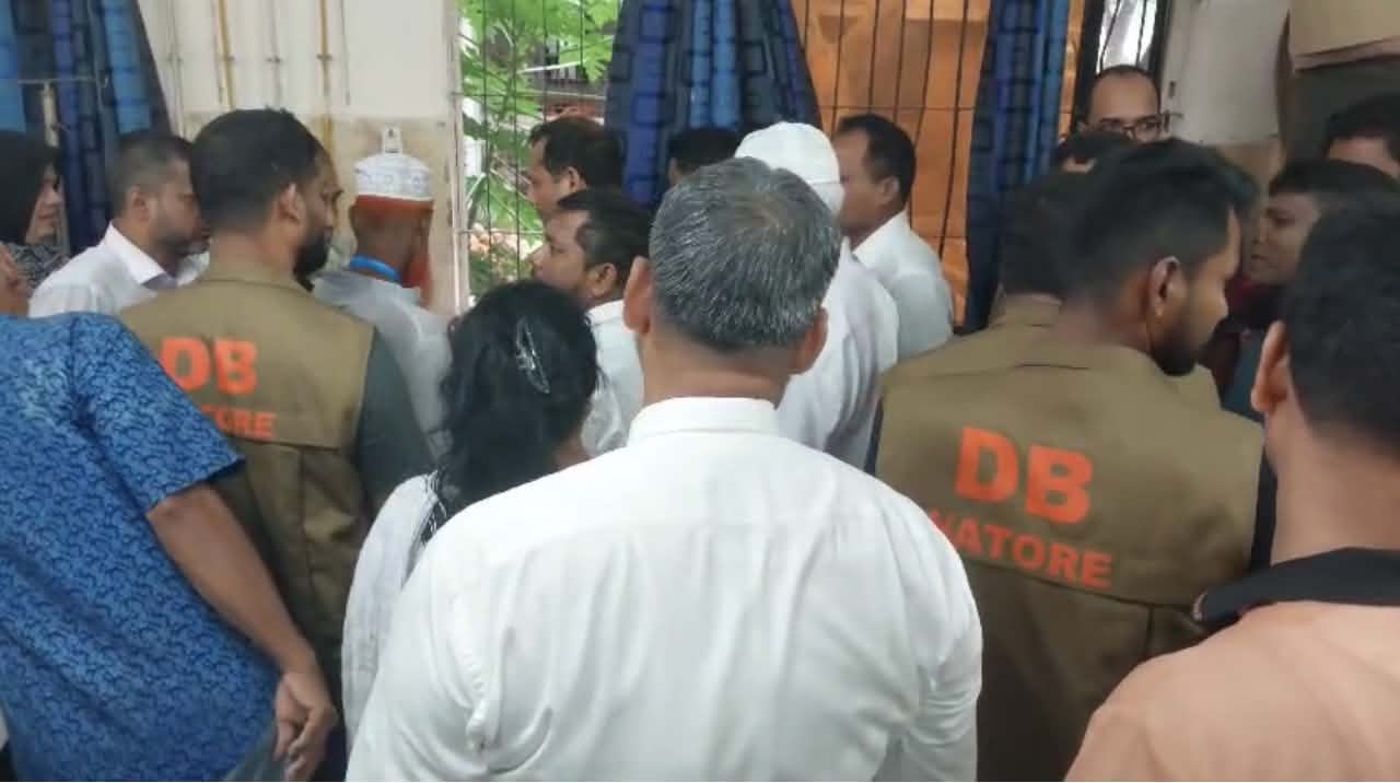 নাটোরে আদালত ভবনে ঢুকে সাবেক জিপিকে পিটিয়েছে এক দুর্বৃত্ত