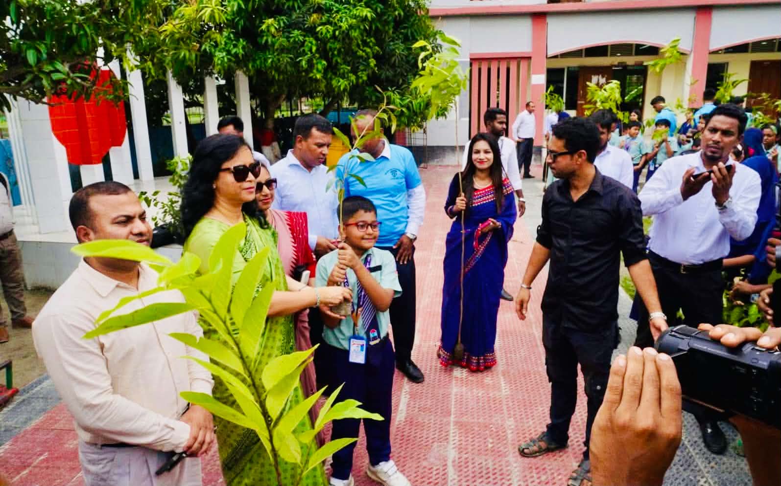 সবুজ নাটোর গড়ার অংশ হিসাবে শিক্ষার্থীদের মাঝে গাছের চারা বিতরণ