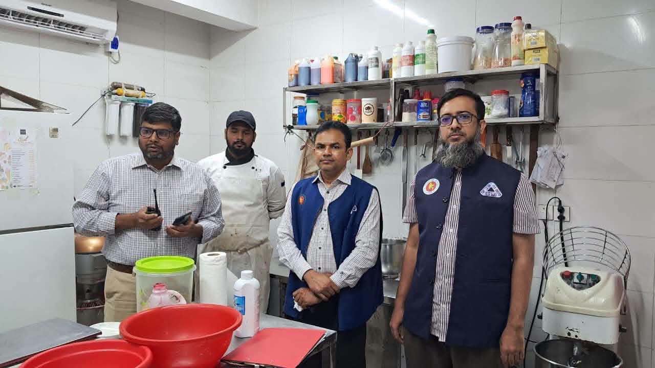 রাজশাহী মহানগরীতে বিএসটিআইয়ের সার্ভিল্যান্স অভিযান, লাইসেন্সবিহীন প্রতিষ্ঠানে সতর্কতা