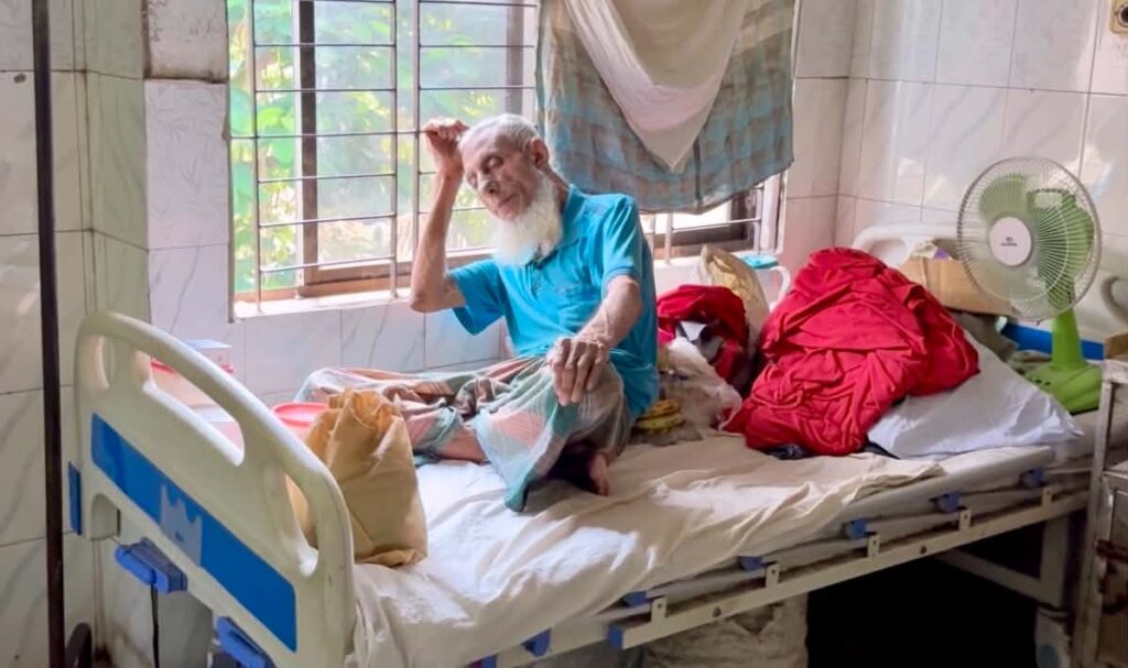 ঘরবাড়ি নেই, পরিবার নেই, আব্দুল মজিদের হাসপাতালই আপন ঠিকানা