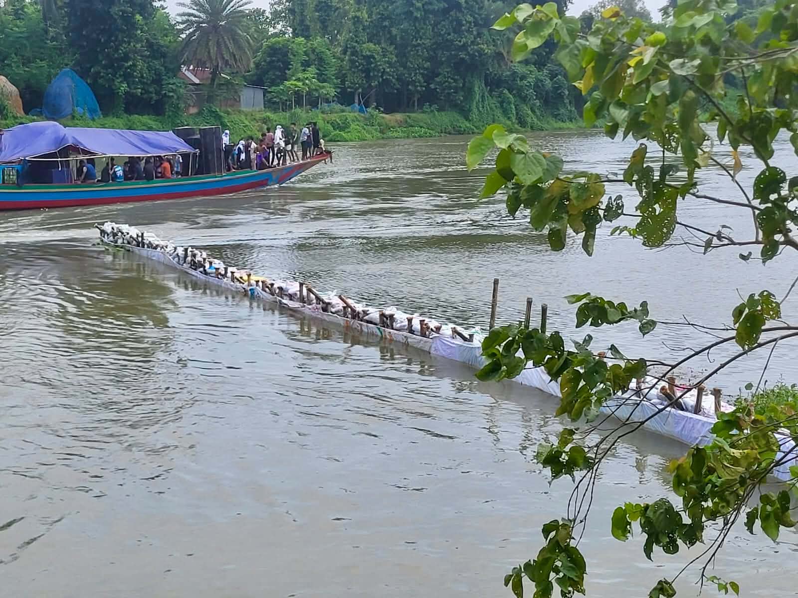 নাটোরের আত্রাই নদী দখলে ৮ বছর পর পুনরায় সৌতি জাল! পানিপ্রবাহে তৈরি হচ্ছে বাধা, হুমকিতে নৌ চলাচল