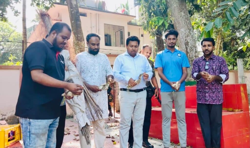 চলনবিলে পরিবেশকর্মীদের অভিযানে প্রাণে বাঁচল ৫ বক, অবমুক্ত করলেন ইউএনও
